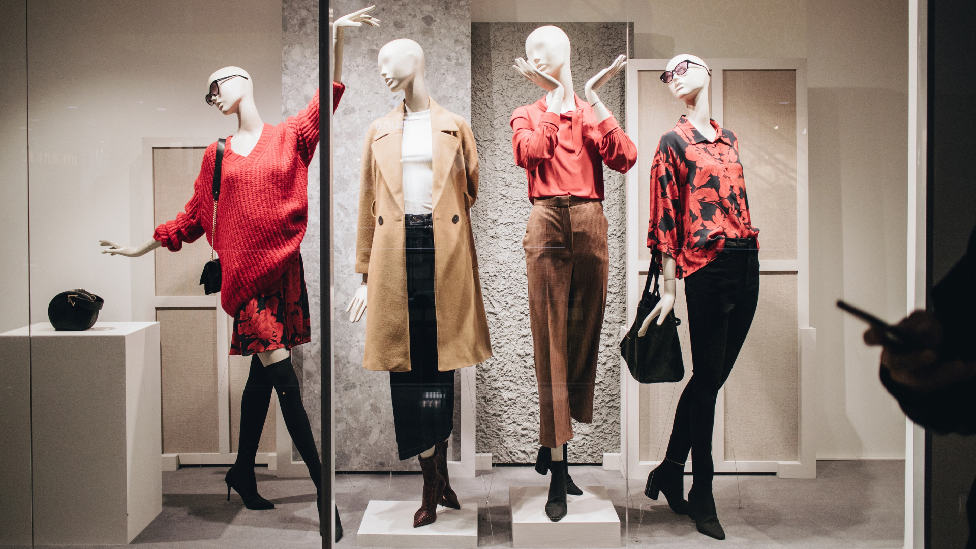 stylish-mannequins-displayed-in-retail-storefront